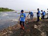 Hari Lingkungan Hidup, Warga Probolinggo Bersih-Bersih Pantai dan Tanam Mangrove 