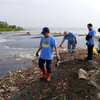 Hari Lingkungan Hidup, Warga Probolinggo Bersih-Bersih Pantai dan Tanam Mangrove