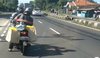 Tertidur Saat Berkendara, Aksi Pengendara Motor di By Pass Mojokerto Viral