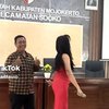 Viral Kades Joget dengan Biduan di Kantor Kecamatan Sooko Mojokerto