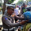 Satlantas Polres Jombang Bagikan Helm dan Snack Gratis pada Pengendara Tertib