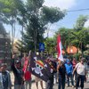 Bawa Bendera Jolly Roger ke Pemkab Jombang, Pemuda Jombatan Protes Pungli Parkir di Jombang Kuliner