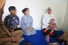 Bupati Ikfina Serahkan Bantuan Sembako kepada Keluarga Berisiko <em>Stunting</em>