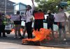 Bakar Ban Bekas, Jaringan Aktivis Demokrasi Indonesia Demo Kantor Dindik Jatim 