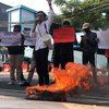 Bakar Ban Bekas, Jaringan Aktivis Demokrasi Indonesia Demo Kantor Dindik Jatim