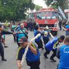 Serunya Lomba Tarik Truk Damkar di Kota Probolinggo