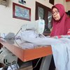 Pakai Dana Pribadi, Ibu-Ibu Ini Jahit Baju Pelindung Tenaga Medis