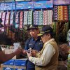 Sidak Rokok Ilegal, Pjs Bupati Mojokerto dan Bea Cukai Blusukan ke Pasar Dinoyo
