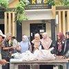 Kompak, Wartawan Gresik dan Istri Bahu Membahu Bagikan Daging Kurban