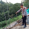 Diduga Akibat Muatan Kendaraan Besar, Proyek Perbaikan Plengsengan Jalur Gumitir Longsor
