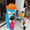 Perjuangan Ninik, Ibu Tunggal Tiga Anak di Mojokerto Bertahan Hidup sebagai Badut Doraemon