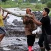 Angkat Kayu di Tempat Bencana, Risma Dapat Cibiran