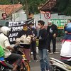 Aksi Bela Bu Risma, Warga Surabaya Bagikan 2 Ribu Nasi Bungkus Gratis