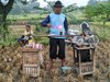 Sensasi Kenikmatan Kopi Ponorogo di Tengah Sawah Dibayar Gabah