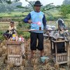 Sensasi Kenikmatan Kopi Ponorogo di Tengah Sawah Dibayar Gabah
