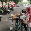 Pegawai Koperasi Harian di Probolinggo Bagikan Sembako ke Terdampak Pandemi Covid-19