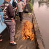 Diduga Terbawa Arus Sungai , Wanita Klojen Malang , di Temukan Megapung di Sungai Sukun Pakisaji .