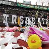 Lempar Ribuan Boneka ke Lapangan, Bonek Peduli Kanker