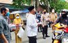 Peringati HPN 2021, Komunitas Wartawan Gresik Bersama Forpimda Bagi Masker ke Pengendara