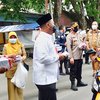 Peringati HPN 2021, Komunitas Wartawan Gresik Bersama Forpimda Bagi Masker ke Pengendara