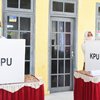 Pilkada Mojokerto, Pungkasiadi Datang Lebih Awal Nyoblos di TPS 13 Bareng Keluarga