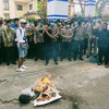 Demo Tolak BBM Naik di Sampang Diwarnai Aksi Bakar Ban