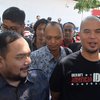 Pakai Kaus Idiot, Ahmad Dhani Penuhi Panggilan Sebagai Tersangka