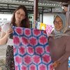Wisatawan Mancanegara dan Mahasiswa Belajar Membatik di Padat Karya Surabaya