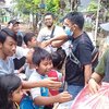 Suka Cita Anak-anak Korban Banjir Saat Dapat Makanan Ringan dari Wartawan