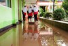 Tergenang Banjir Ribuan Siswa SD dan SMP di Situbondo Tak Bisa Sekolah