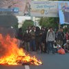 Demo #IndonesiaSekarat di Grahadi Surabaya Berujung Ricuh, Polisi Bubarkan Massa