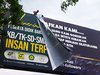 Banner Ungkapan Maaf Relawan Hasan-Tantri yang Tidak Berizin Akhirnya Diturunkan Satpol PP