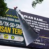Banner Ungkapan Maaf Relawan Hasan-Tantri yang Tidak Berizin Akhirnya Diturunkan Satpol PP