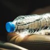 Bahaya Tinggalkan Botol Air Plastik di Mobil