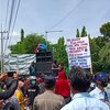 Buruh Pabrik Kayu di Probolinggo Demo DPRD