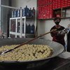 Singgah ke Outlet Legendaris, Khofifah Jajal Goreng 250 Biji Onde-onde di Wajan
