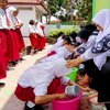 Isak Tangis Warnai Acara Basuh Kaki Guru SDN di Blitar