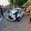 Gagal Menyalip, Brio Ringsek Tabrak Bus Harapan Jaya di Ponorogo