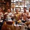 Di Banyuwangi, Jenderal Moeldoko Ngopi dan Main Musik Lesung