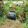 Tergelincir Oli, Mobil Minibus Terperosok ke Jurang di Pacet Mojokerto
 