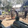 Tak Pakai Masker, Warga ‘Dihukum’ Bersihkan Makam