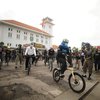 <em>Blusukan</em> ke Pasar, Khofifah Gowes dan Bagikan Masker di Kota Madiun