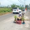 Jalan Rusak di Mojokerto Dipasangi Boneka, Perbaikan Terkendala Administrasi