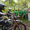 TNI Para Raider 503/Mayangkara Naik Motor Trail Tanam Pohon di Hutan
