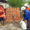 Tim Damkar Mojokerto Evakuasi Ular Cobra Sepanjang 2 Meter  