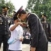 Hari Lahir Pancasila, Kapolresta Mojokerto Cium Tangan Anak Kuli Bangunan
