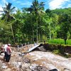 <strong>Jembatan Putus Diterjang Banjir, Warga Dusun Kalibiru Probolinggo Terisolir</strong>
