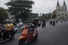 Serunya Keliling Kota Malang dengan Vespa   