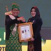 Bupati Ikfina Terima Penghargaan dan Lencana Bakti Pembangunan Desa dari Kemendes PDTT