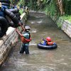Serunya <em>Water Tubing</em> Menyusuri Irigasi Arum Jeram Landaian (AJL) Mojokerto